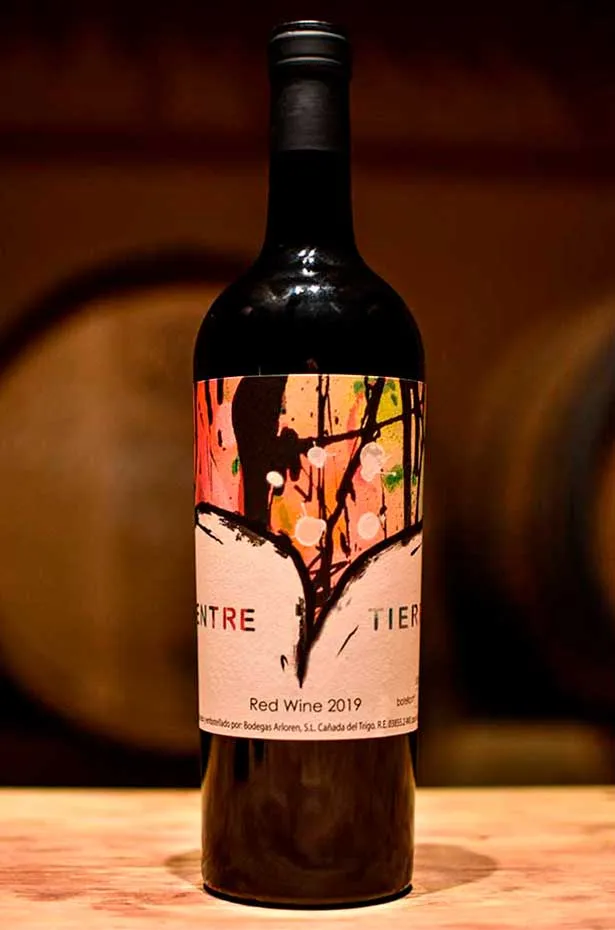 Botella de vino tinto Entre Tierras 2019