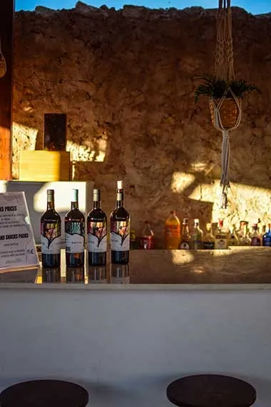 Botellas de Entre Tierras en la barra